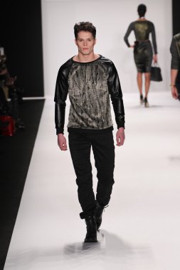 Bay triple x giyen pist model yürür