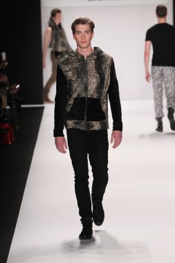 Bay triple x giyen pist model yürür