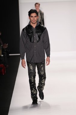 Bay triple x giyen pist model yürür