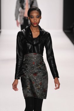 Bay triple x giyen pist model yürür