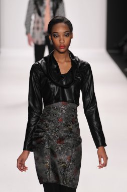 Bay triple x giyen pist model yürür