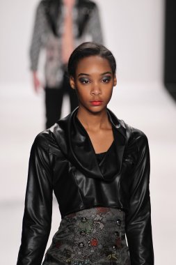 Bay triple x giyen pist model yürür