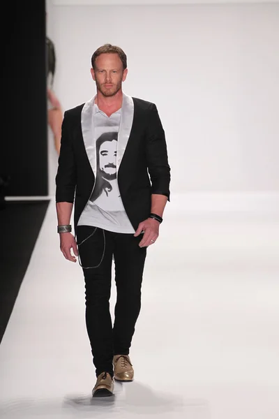 Model walks runway wearing M The Movement — Stock Photo, Image