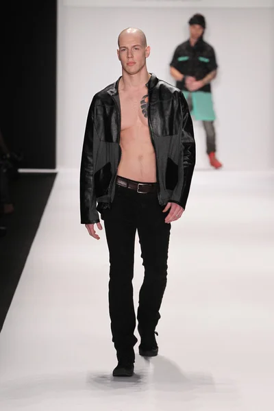 Model walks runway wearing M The Movement — Stock Photo, Image