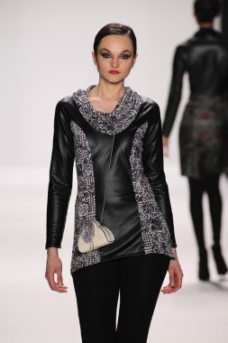 Bay triple x giyen pist model yürür