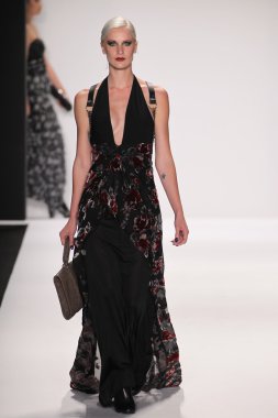 Bay triple x giyen pist model yürür