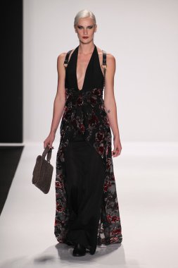 Bay triple x giyen pist model yürür