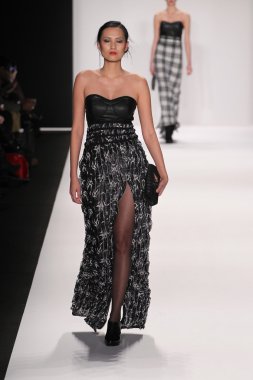 Bay triple x giyen pist model yürür