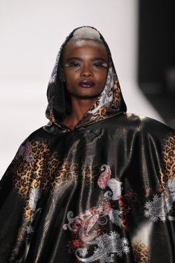 Bay triple x giyen pist model yürür