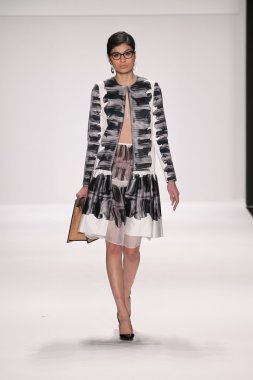 nino lettieri giyen pist model yürür