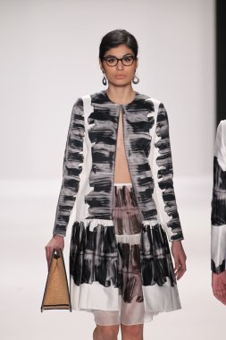 nino lettieri giyen pist model yürür