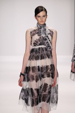 nino lettieri giyen pist model yürür