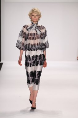 nino lettieri giyen pist model yürür