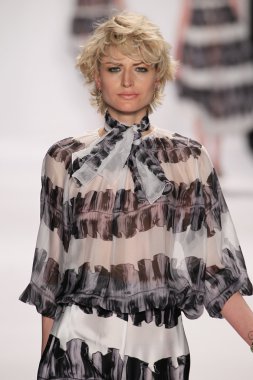 nino lettieri giyen pist model yürür