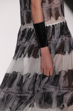 nino lettieri giyen pist model yürür