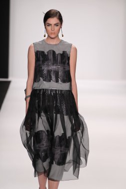 nino lettieri giyen pist model yürür