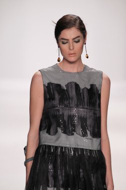 nino lettieri giyen pist model yürür