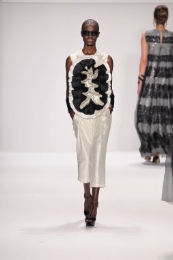 nino lettieri giyen pist model yürür