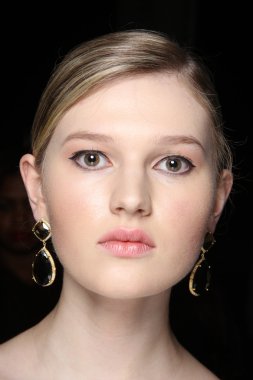 model kuliste flt moda sanat kalpler teşkil etmektedir.