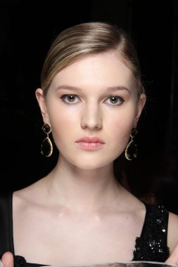 model kuliste flt moda sanat kalpler teşkil etmektedir.