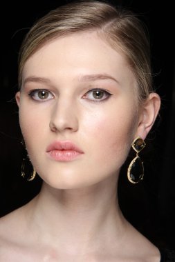 model kuliste flt moda sanat kalpler teşkil etmektedir.