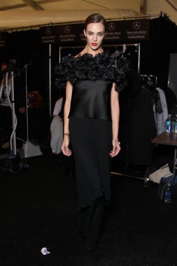 model kuliste flt moda sanat kalpler teşkil etmektedir.