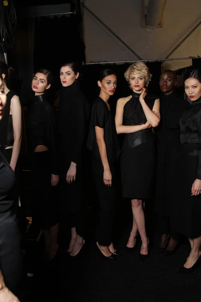 Models posieren backstage bei flt moda art hearts — Stockfoto