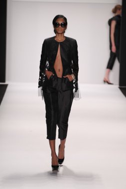 Nino lettieri tasarımcı elbise modeli