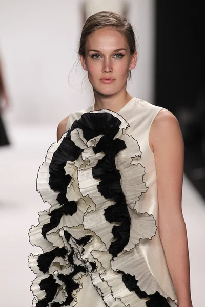 Модель Ніно lettieri дизайнера плаття — стокове фото