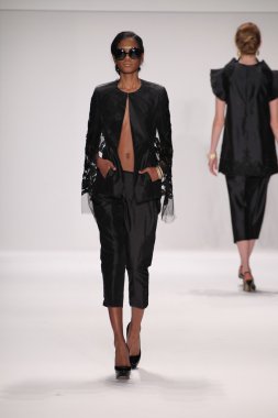 Nino lettieri tasarımcı elbise modeli