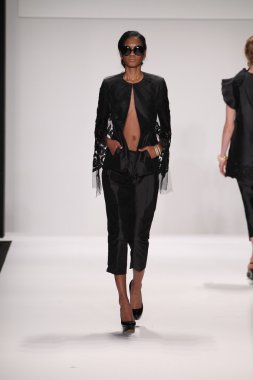 Nino lettieri tasarımcı elbise modeli