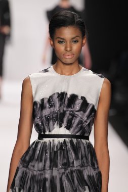 Nino lettieri tasarımcı elbise modeli