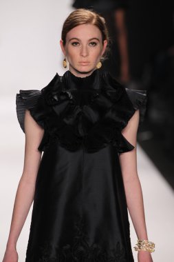 Nino lettieri tasarımcı elbise modeli