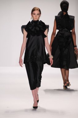 Nino lettieri tasarımcı elbise modeli