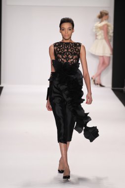 Nino lettieri tasarımcı elbise modeli