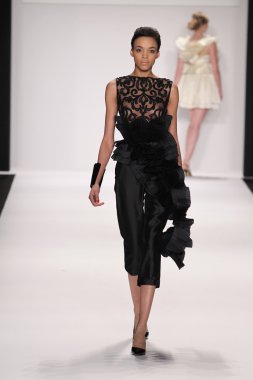 Nino lettieri tasarımcı elbise modeli