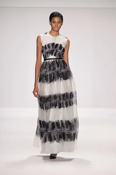 Μοντέλο φορώντας Νίνο lettieri σχεδιαστής φόρεμα — Φωτογραφία Αρχείου