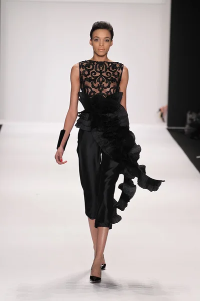 Nino lettieri tasarımcı elbise modeli — Stok fotoğraf