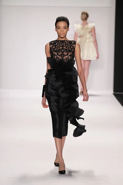 モデル着用のニノ lettieri デザイナー ドレス — ストック写真
