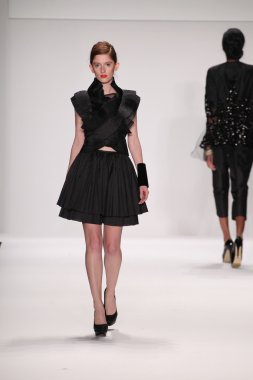 Nino lettieri tasarımcı elbise modeli