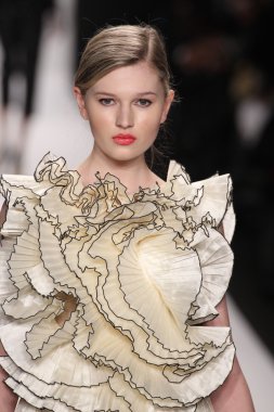 Nino lettieri tasarımcı elbise modeli