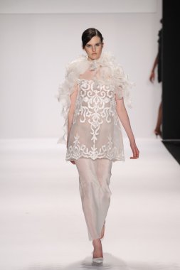 Nino lettieri tasarımcı elbise modeli