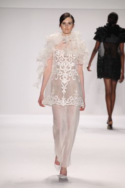 Nino lettieri tasarımcı elbise modeli