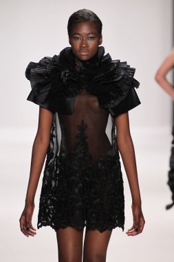 Nino lettieri tasarımcı elbise modeli