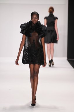 Nino lettieri tasarımcı elbise modeli