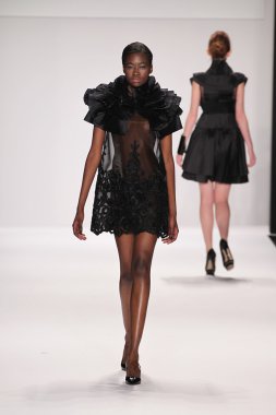 Nino lettieri tasarımcı elbise modeli