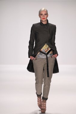 model silkskin tasarımcı elbise pist yürür