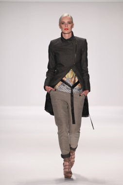 model silkskin tasarımcı elbise pist yürür