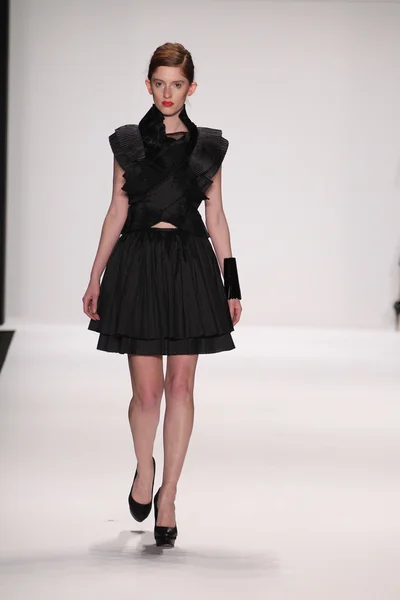 Modellen bär nino lettieri designer klänning — Stockfoto