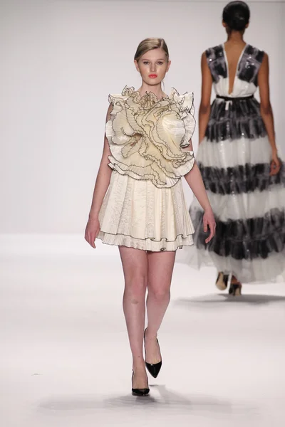 Modellen bär nino lettieri designer klänning — Stockfoto